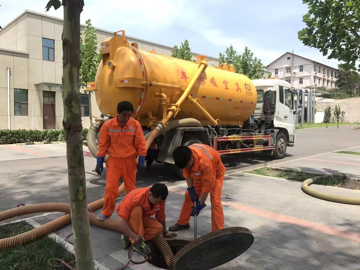 坡头管道疏通车停在窨井附近