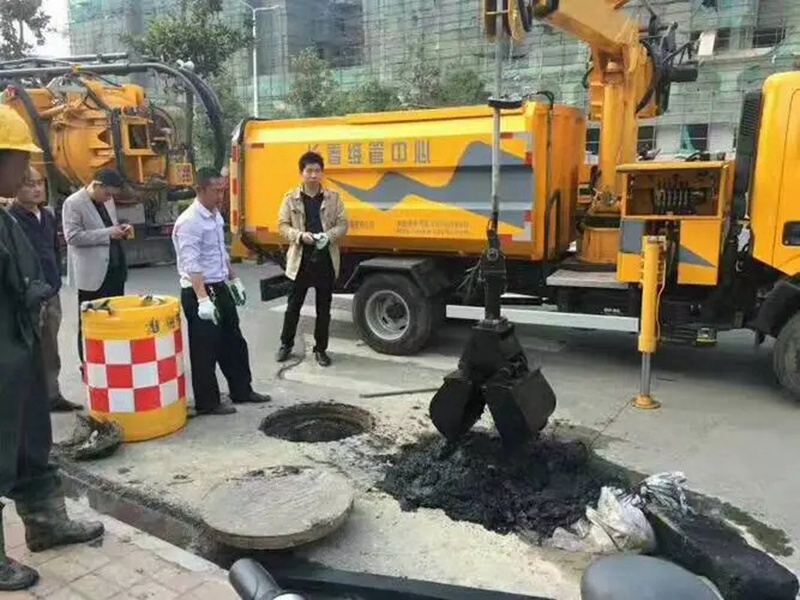 坡头街道：网格员化身“清道夫”，为民解忧疏通“堵心”化粪池
