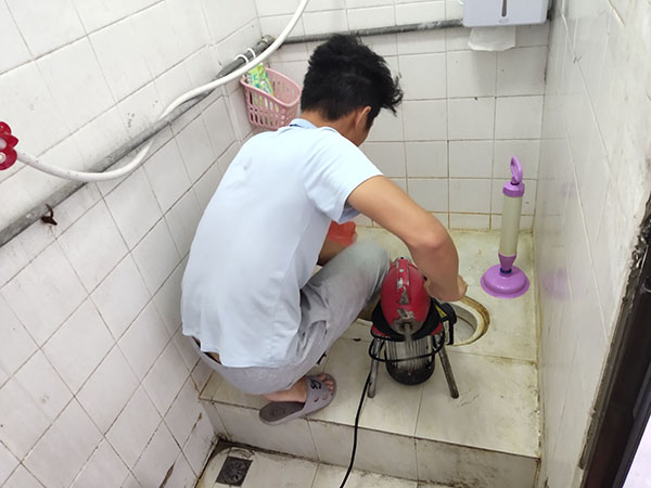 坡头肥皂掉到马桶里把马桶堵住了怎么办？马桶堵住了怎么办