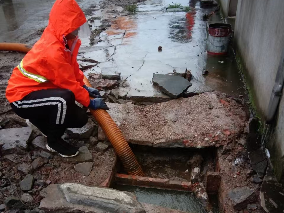 坡头专业清理污水池 炜誉市政以规范流程守护城市 “肠道”